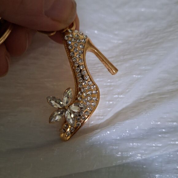 A Women's Keychain Bag Charm Rhinestone High Heeled Pump Shoe Gold Tone. - Picture 10 of 10